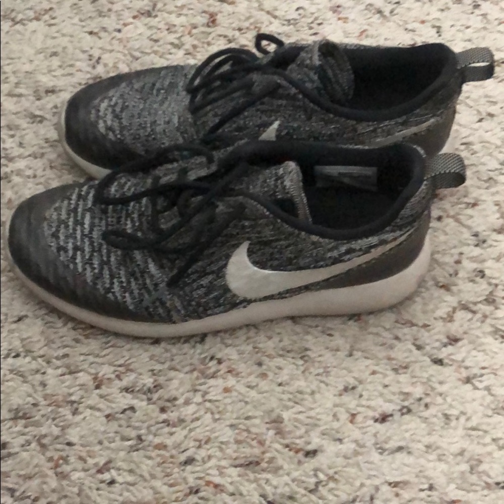 NIKE Tennis Shoes